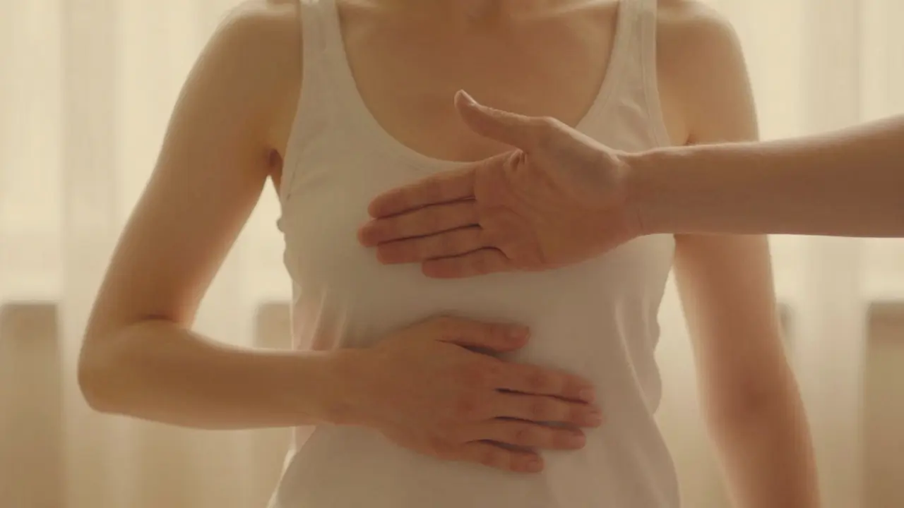 Dvě ruce ve shodě s dechem — jedna na břiše, druhá nad ním — symbolizující synchronizaci a důvěru.